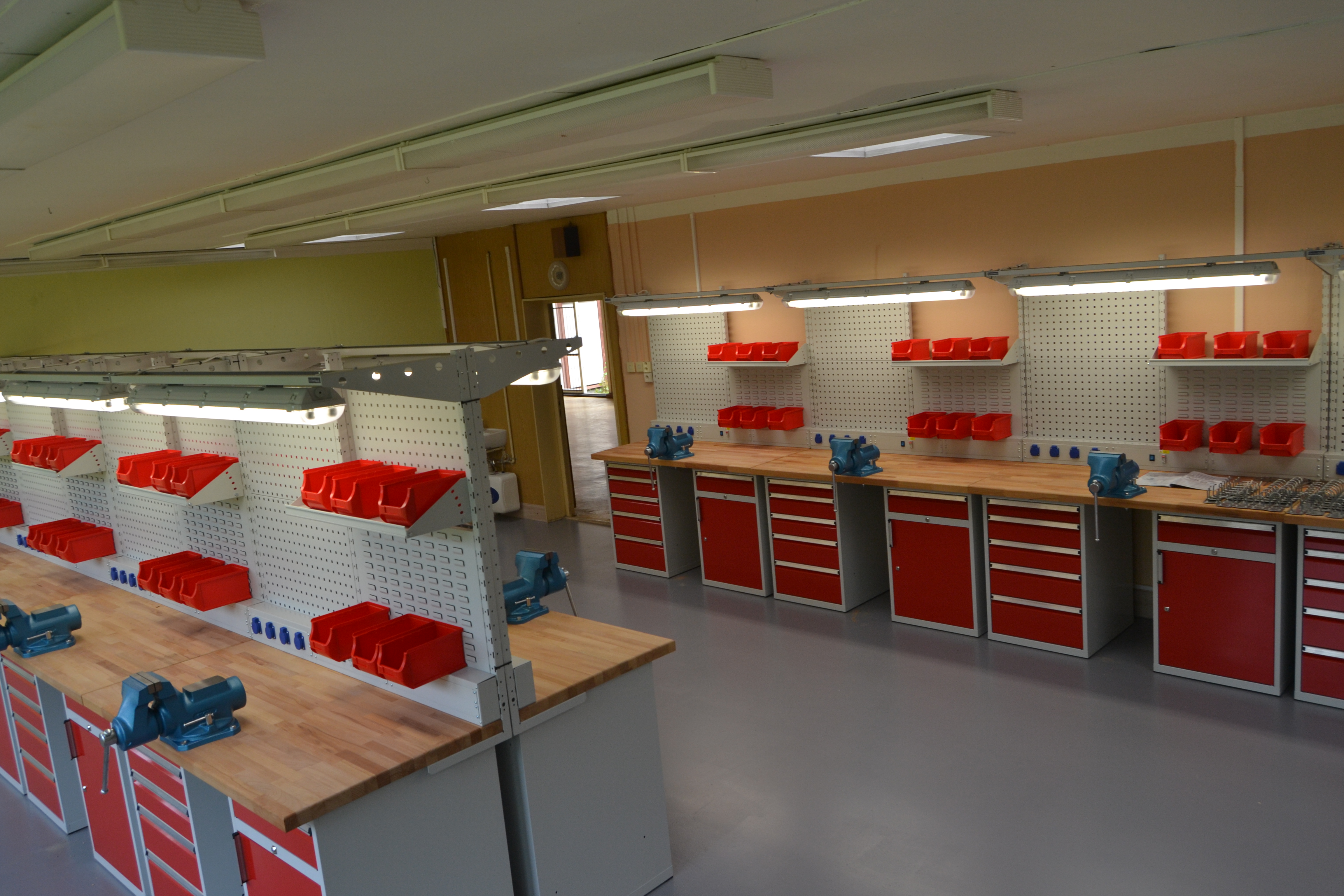 Profesionální dílenský nábytek a stoly v červené barvě RAL 3000